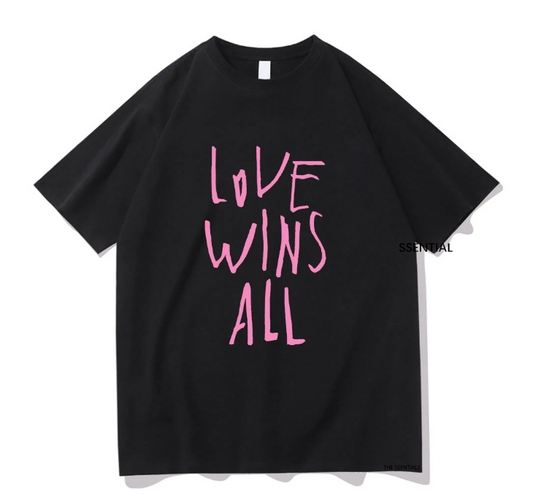 Camiseta Unissex IU & V (BTS) Love Wins All